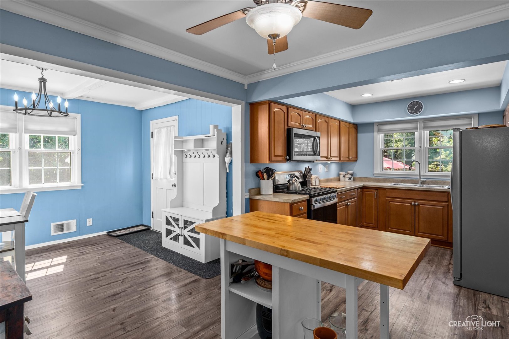 128 S Oakwood Avenue, West Chicago, IL 60185