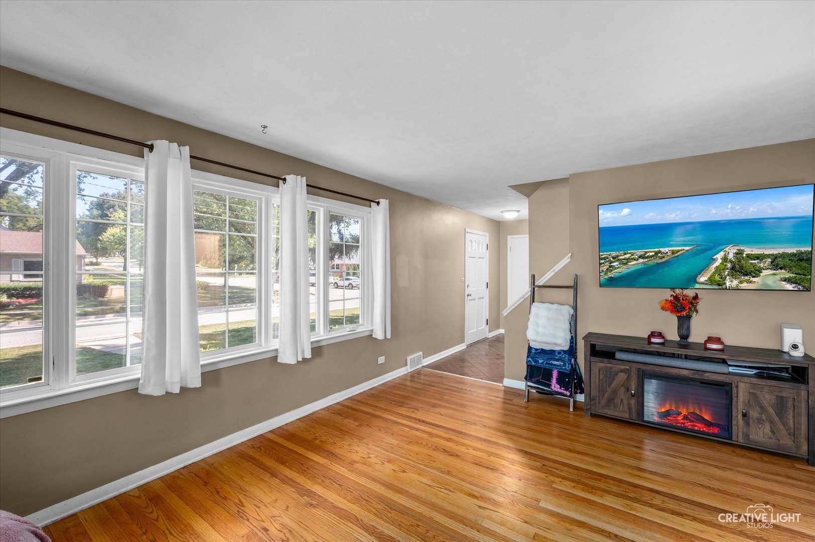 128 S Oakwood Avenue, West Chicago, IL 60185