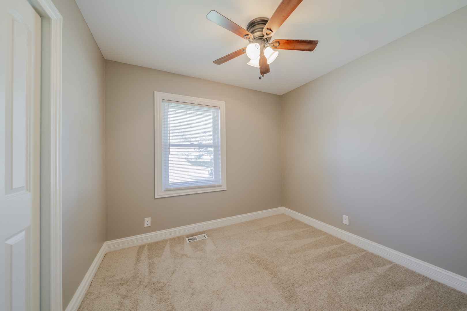 719 Lacy Avenue, Streamwood, IL 60107