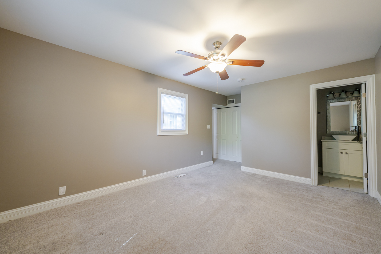 719 Lacy Avenue, Streamwood, IL 60107