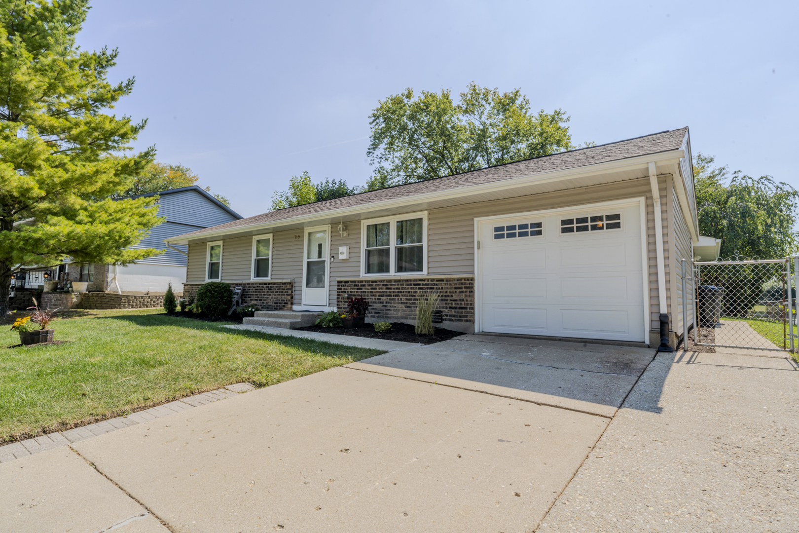 719 Lacy Avenue, Streamwood, IL 60107