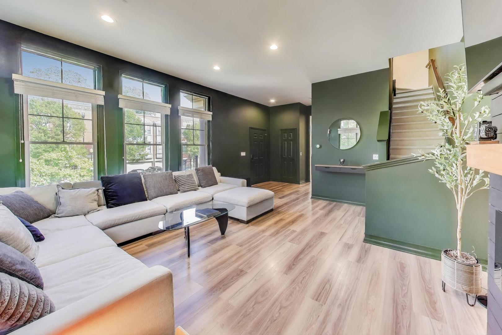 150 Festival Court, Elgin, IL 60120