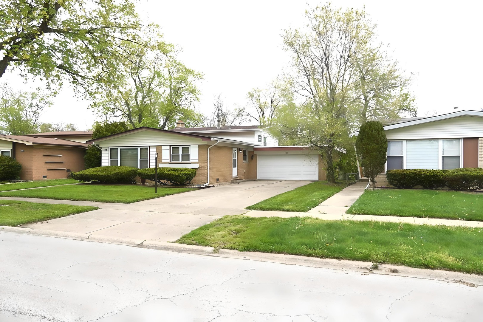 223 W Rainbow Drive, Glenwood, IL 60425