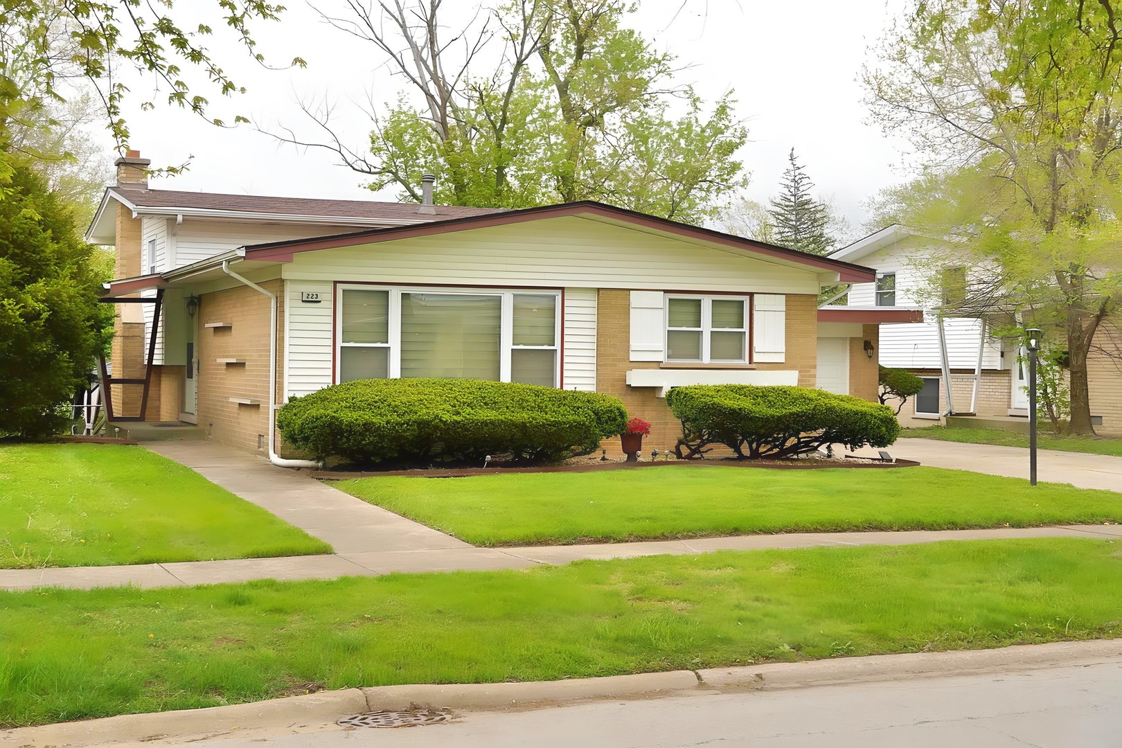 223 W Rainbow Drive, Glenwood, IL 60425