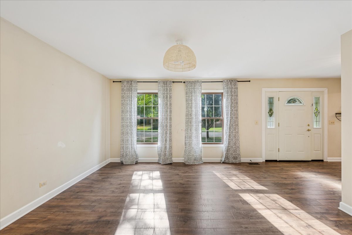706 S Carriage Hill Road, Island Lake, IL 60042