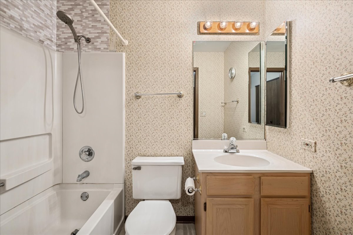 706 S Carriage Hill Road, Island Lake, IL 60042