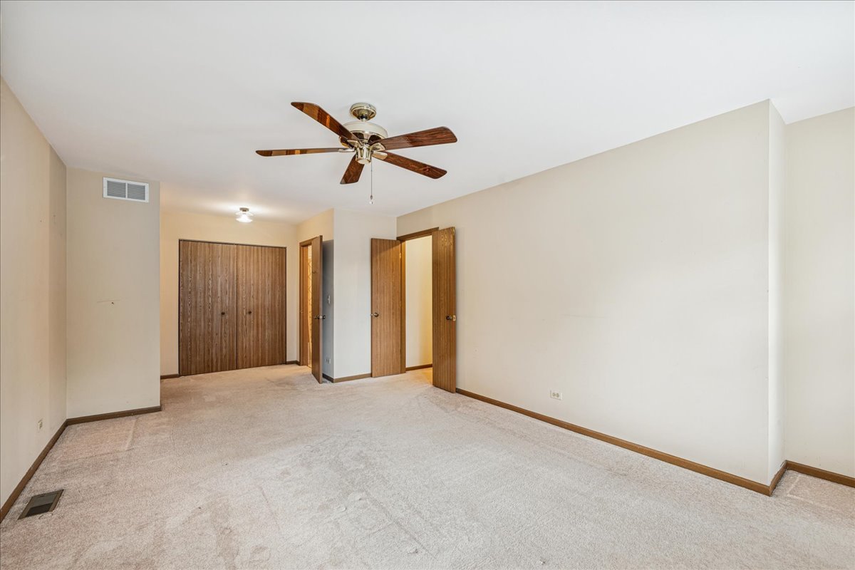 706 S Carriage Hill Road, Island Lake, IL 60042