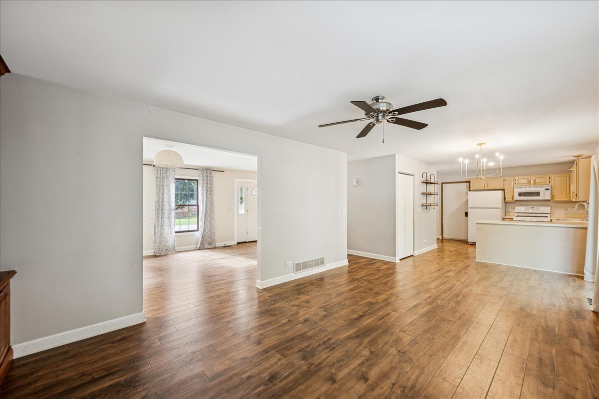 706 S Carriage Hill Road, Island Lake, IL 60042