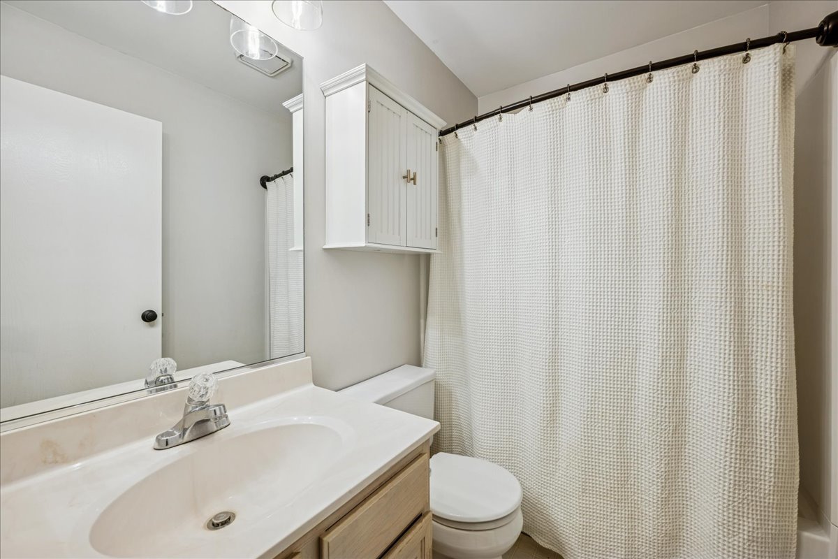 706 S Carriage Hill Road, Island Lake, IL 60042