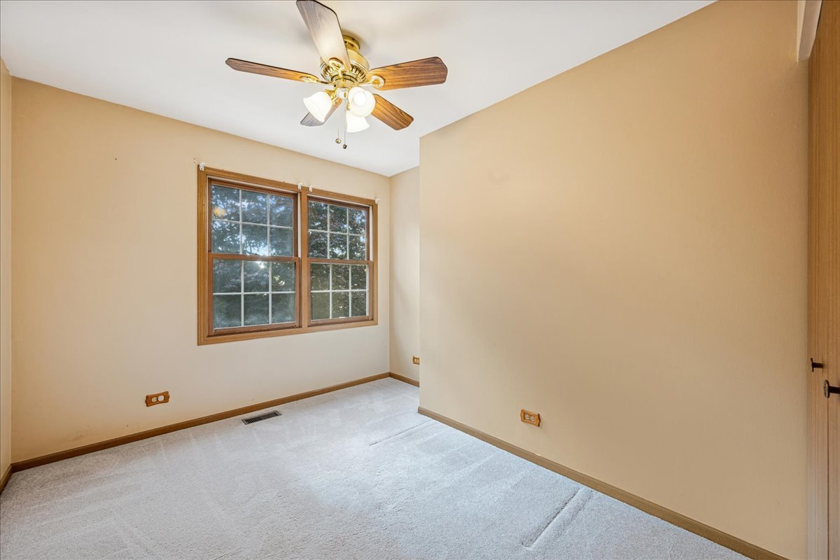 706 S Carriage Hill Road, Island Lake, IL 60042