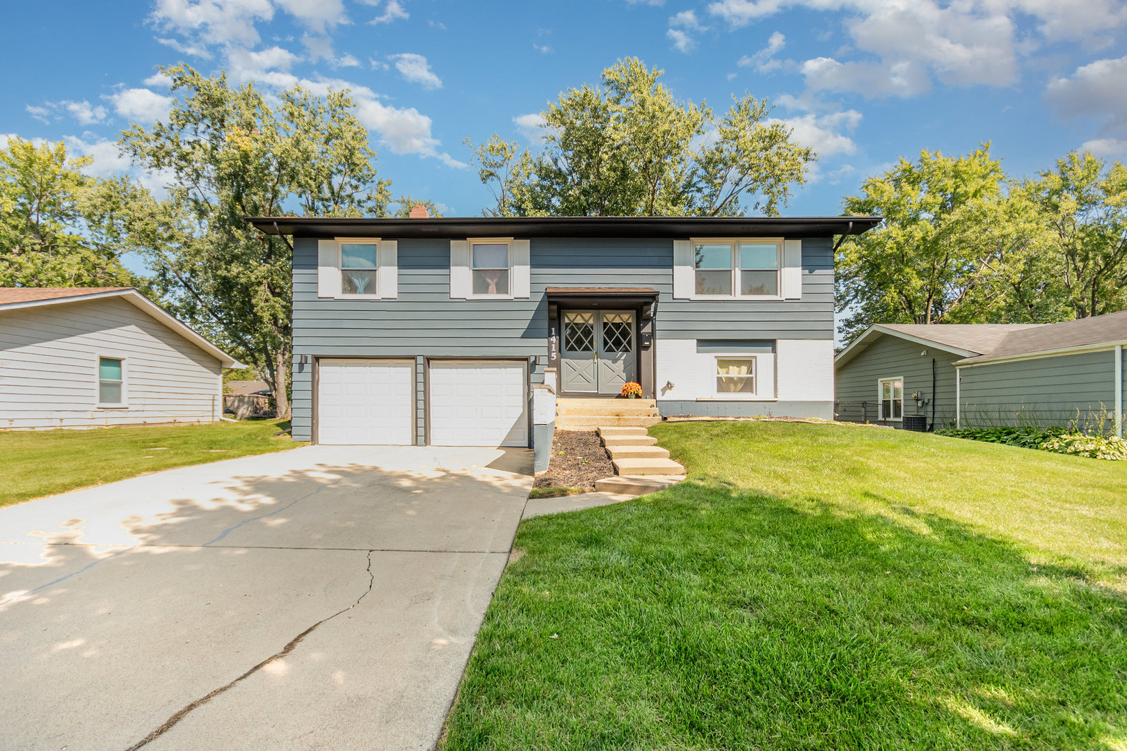1415 N Oakmont Road, Hoffman Estates, IL 60169