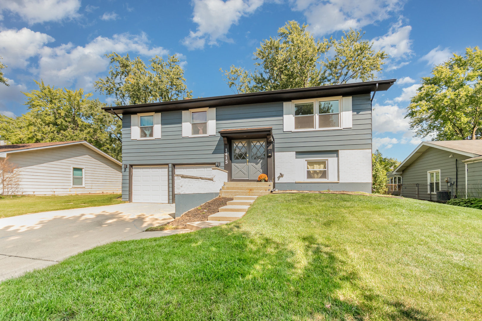 1415 N Oakmont Road, Hoffman Estates, IL 60169
