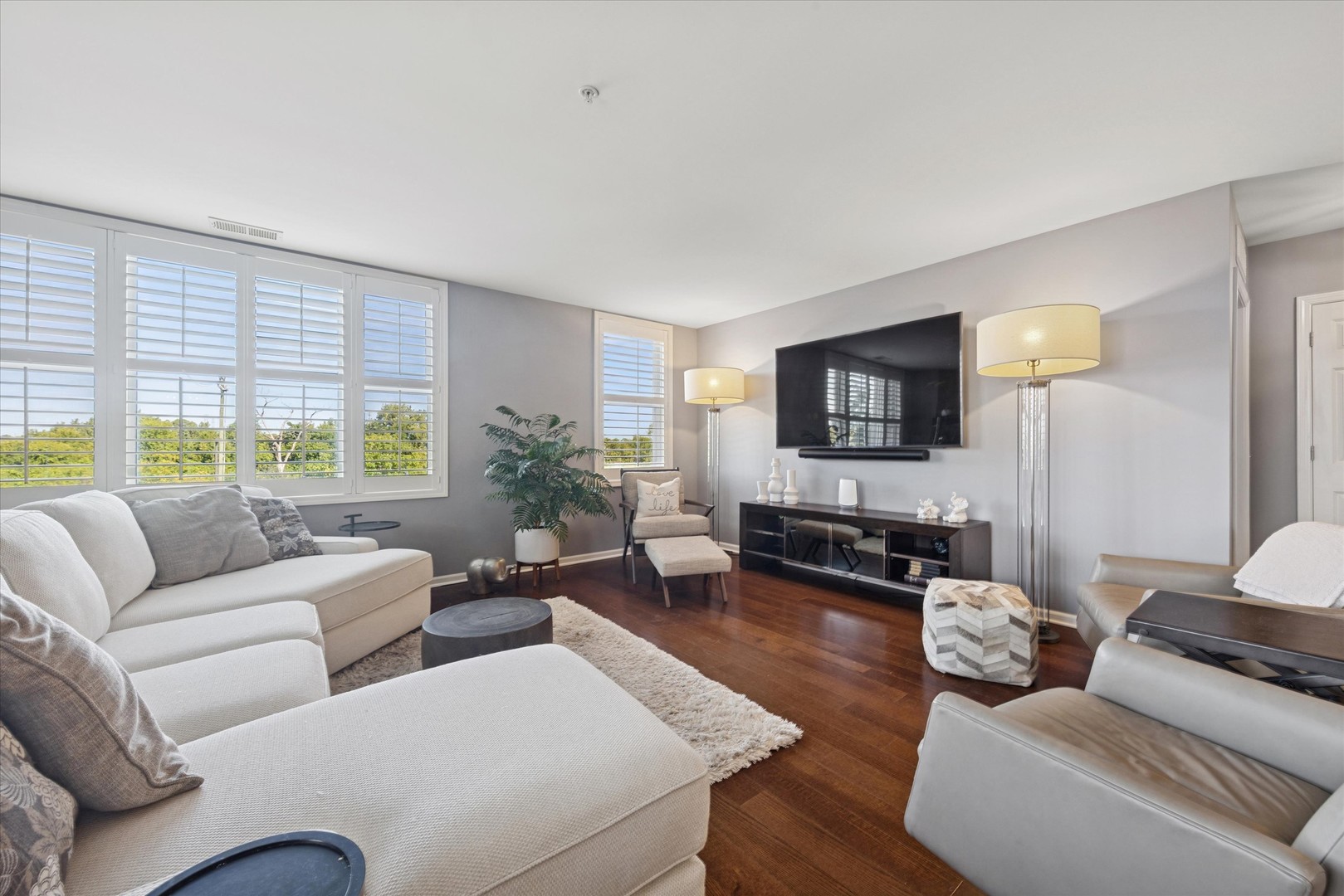 300 Village Circle #207, Willow Springs, IL 60480