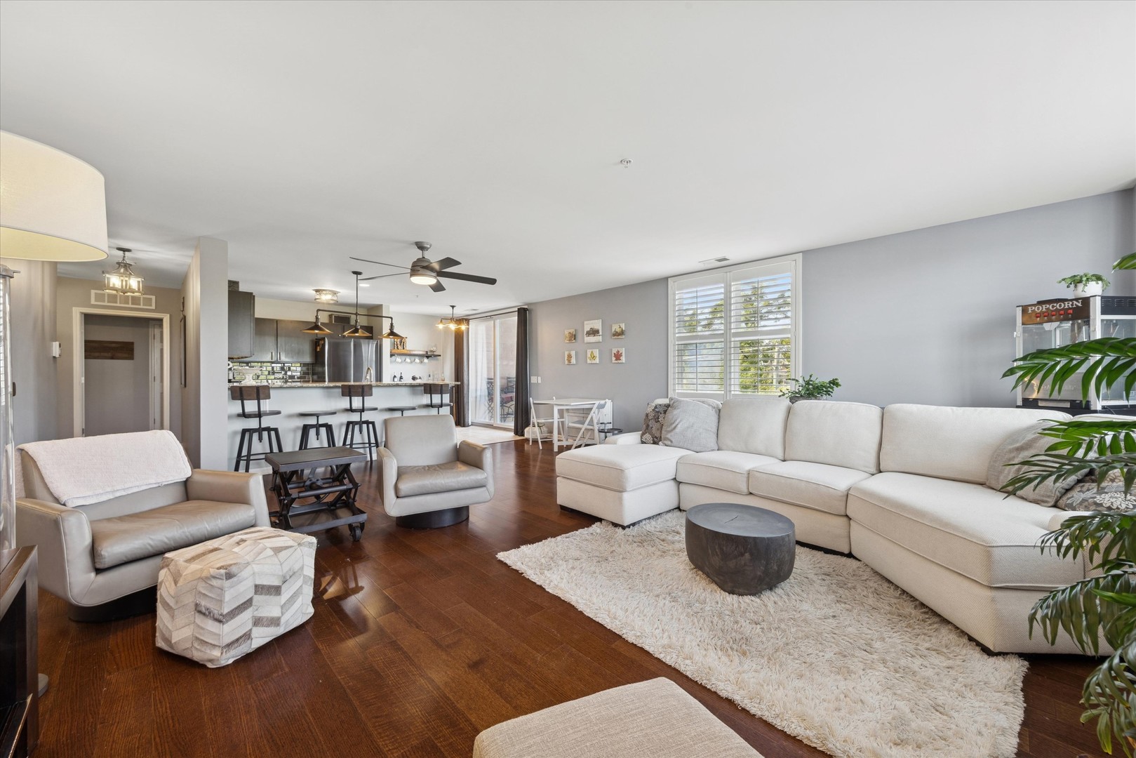 300 Village Circle #207, Willow Springs, IL 60480