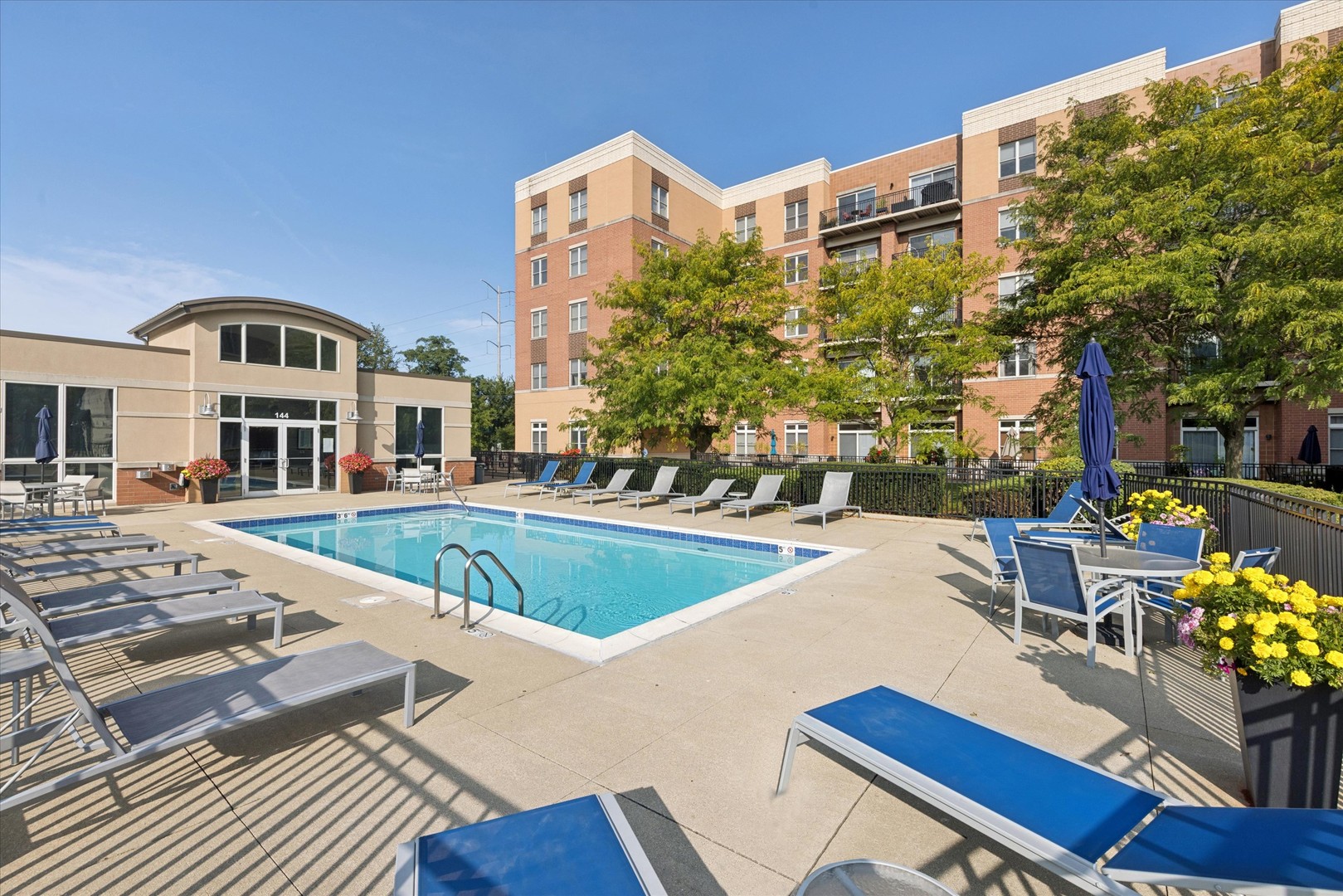 300 Village Circle #207, Willow Springs, IL 60480