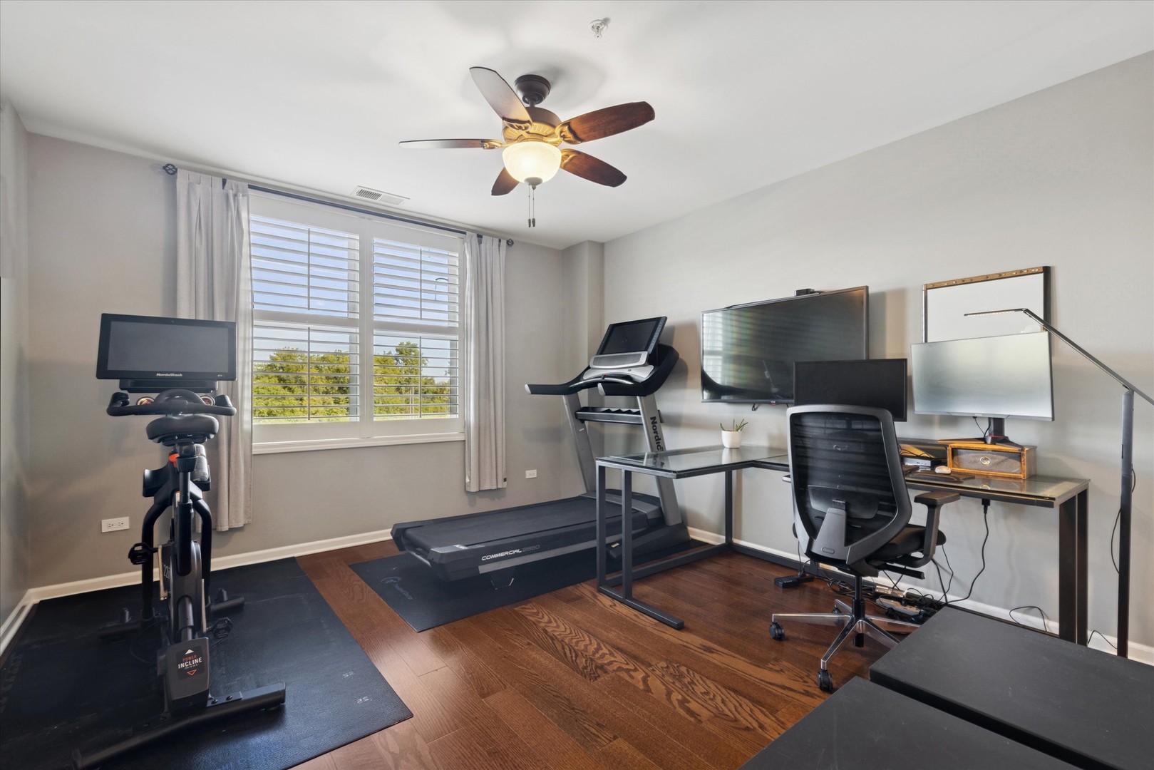 300 Village Circle #207, Willow Springs, IL 60480
