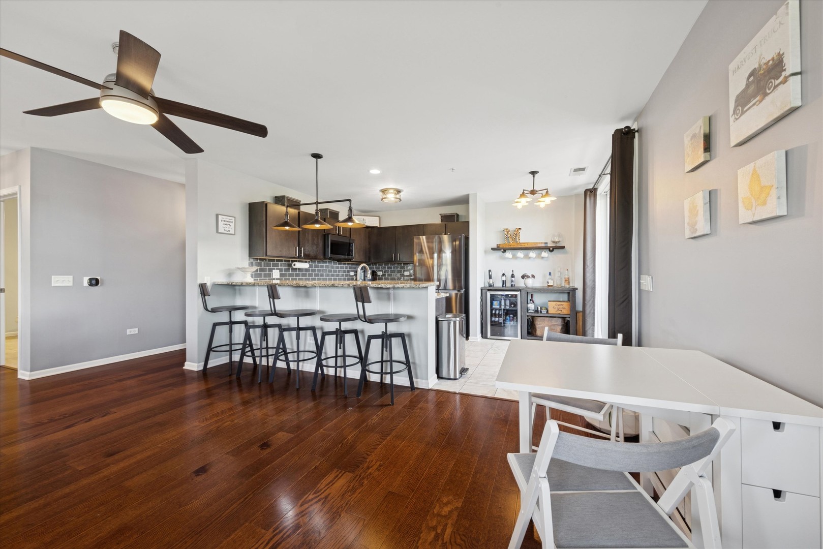 300 Village Circle #207, Willow Springs, IL 60480