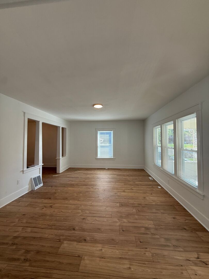 19 N May Street, Aurora, IL 60506