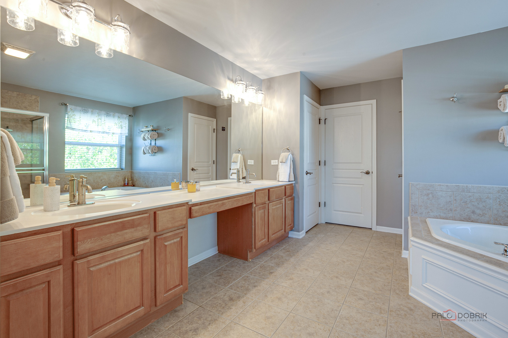 725 Porter Circle, Lindenhurst, IL 60046