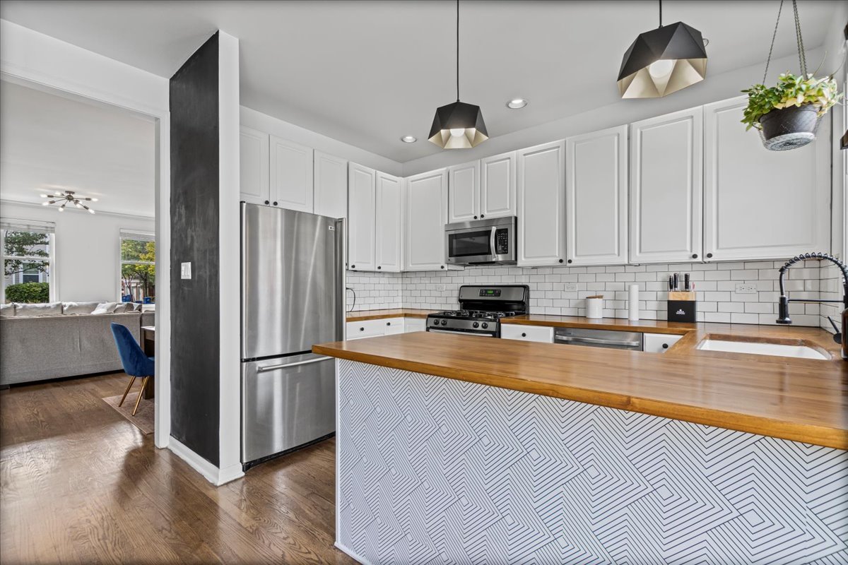 2903 N Wolcott Avenue, Chicago, IL 60657