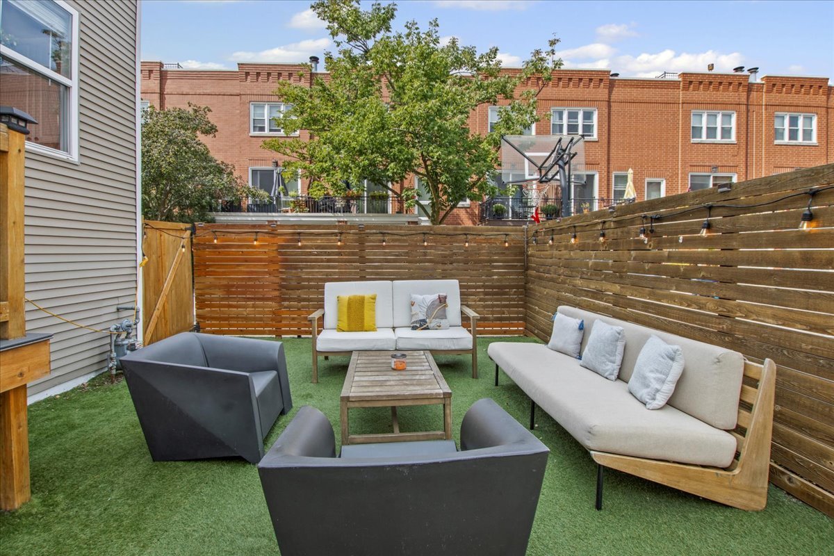 2903 N Wolcott Avenue, Chicago, IL 60657