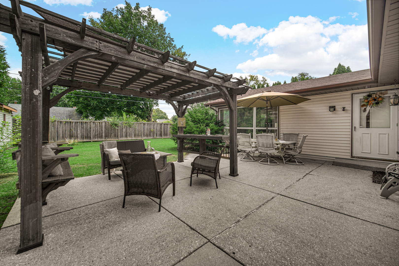 855 N Greenleaf Street, Gurnee, IL 60031