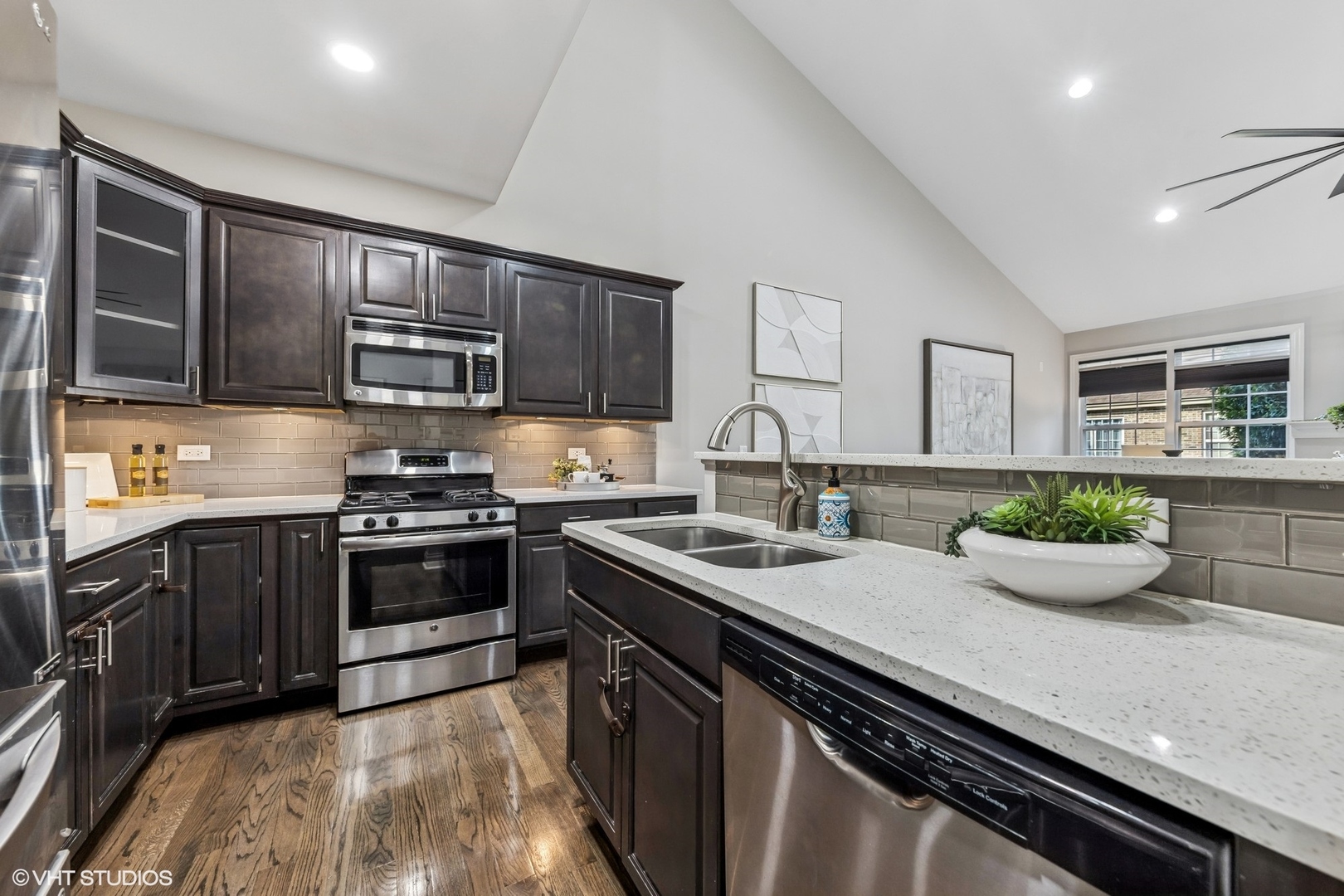 732 E Oliviabrook Drive, Oakbrook Terrace, IL 60181