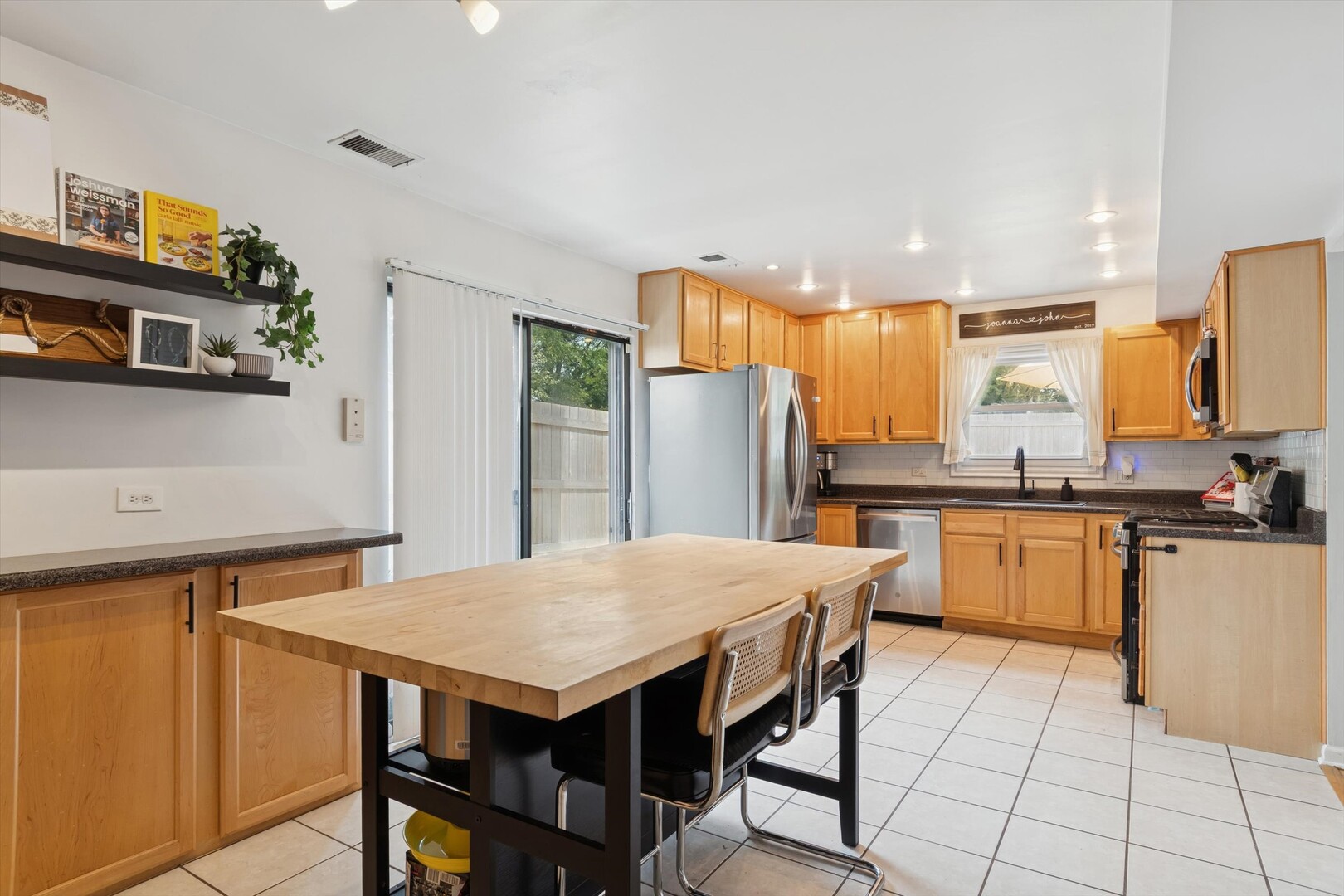 815 Woodside Drive, Roselle, IL 60172