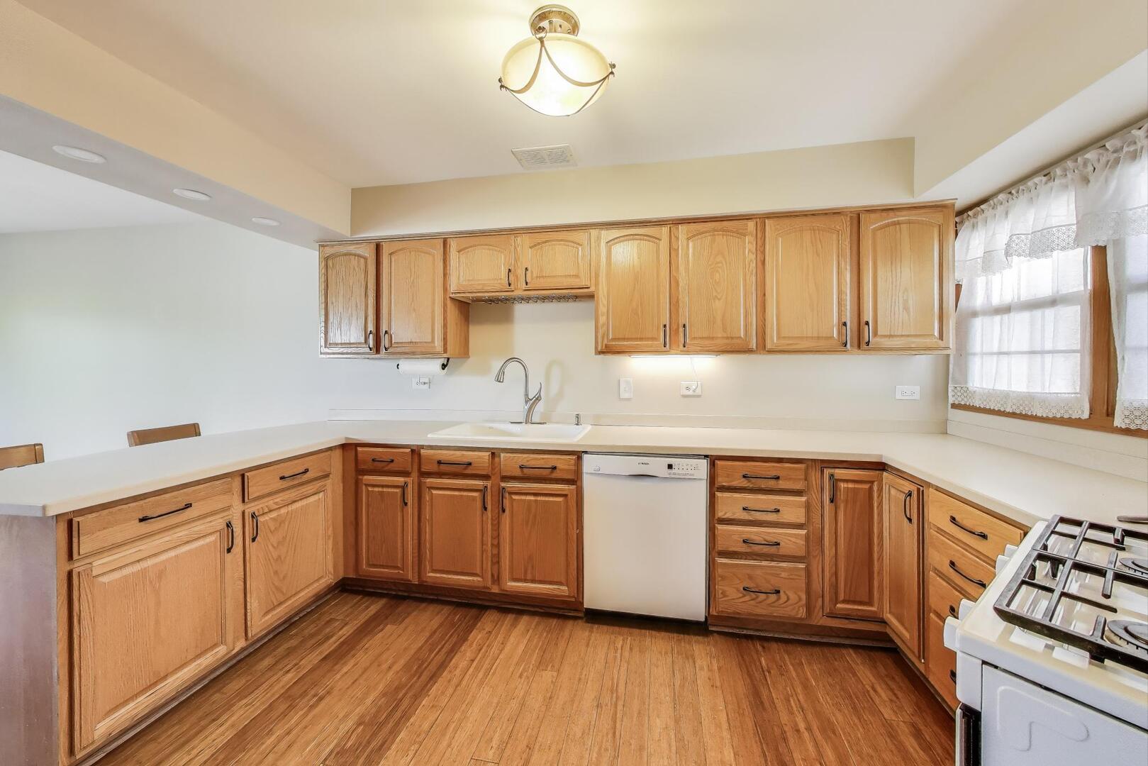 810 Thornwood Drive, St. Charles, IL 60174