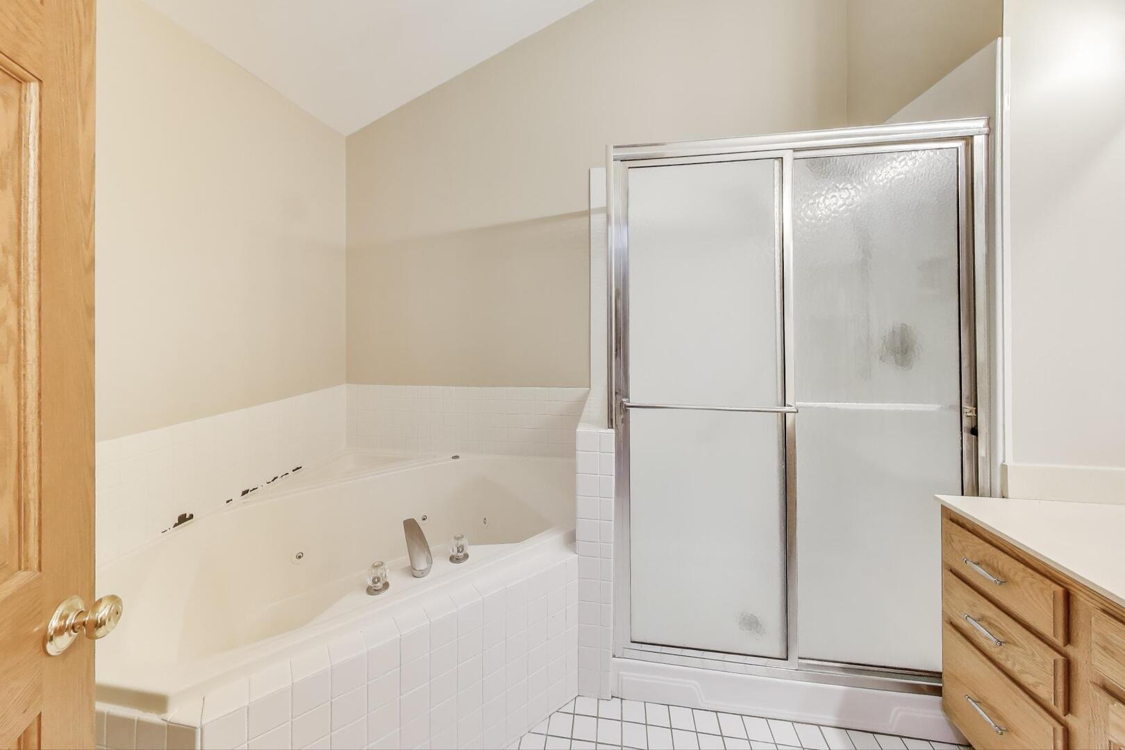 810 Thornwood Drive, St. Charles, IL 60174