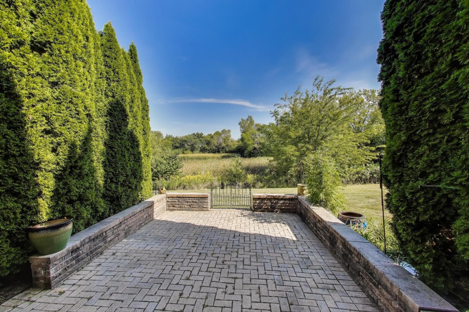 810 Thornwood Drive, St. Charles, IL 60174