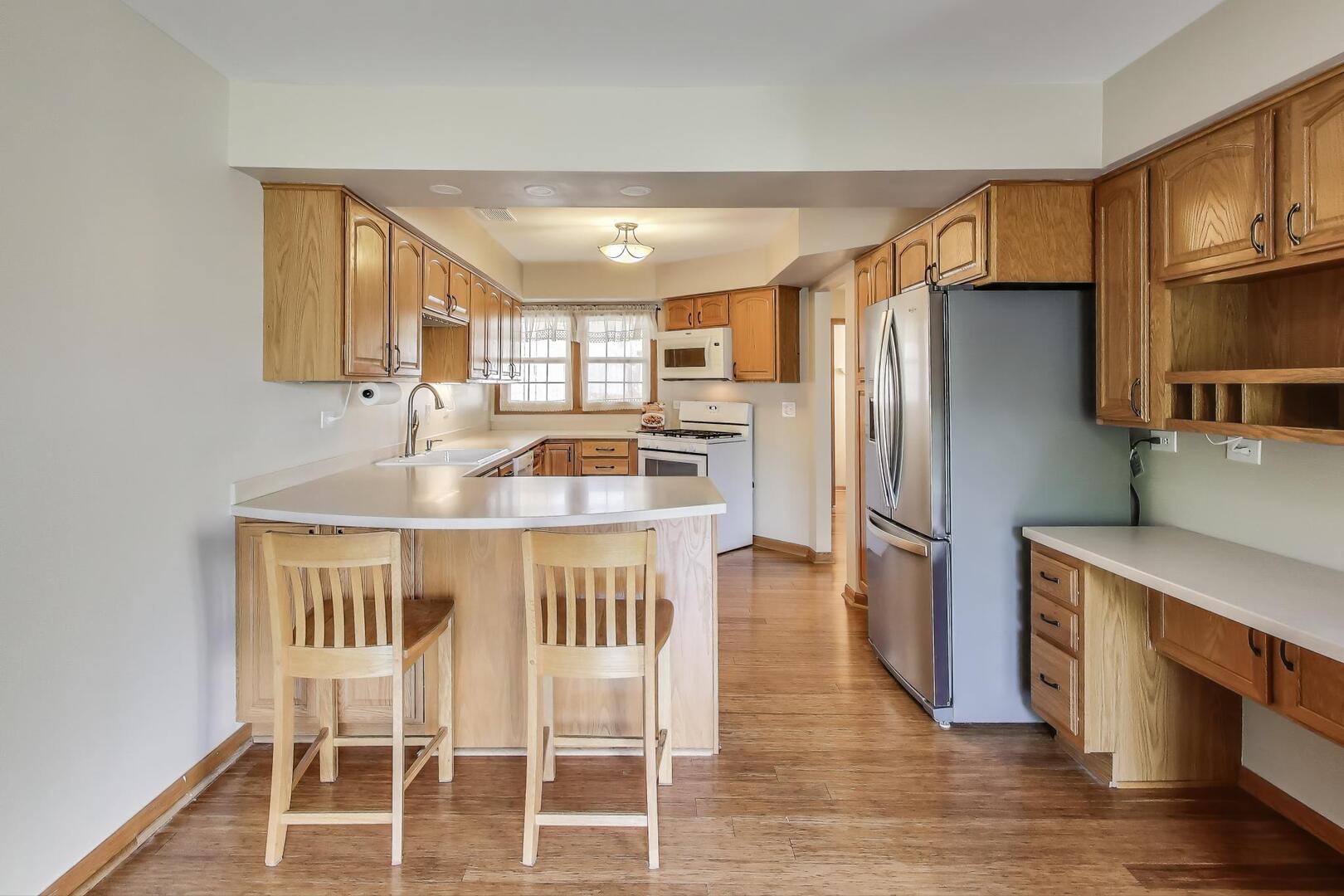 810 Thornwood Drive, St. Charles, IL 60174