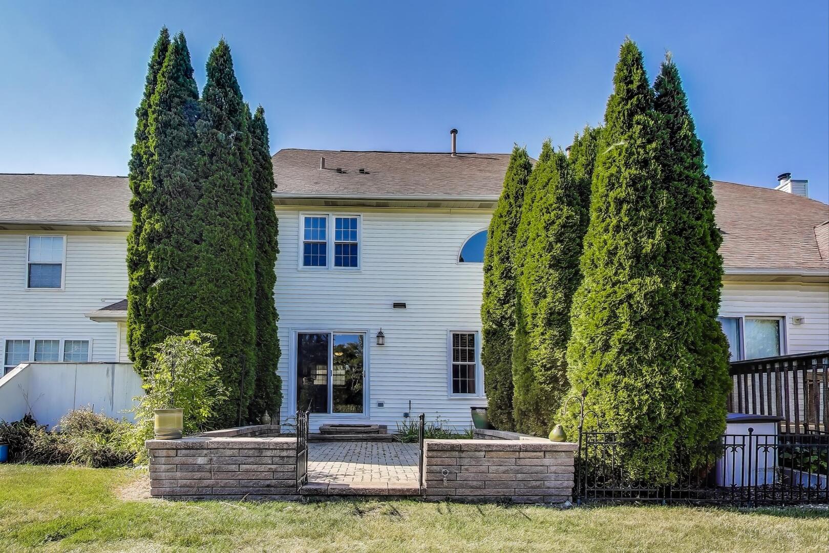 810 Thornwood Drive, St. Charles, IL 60174