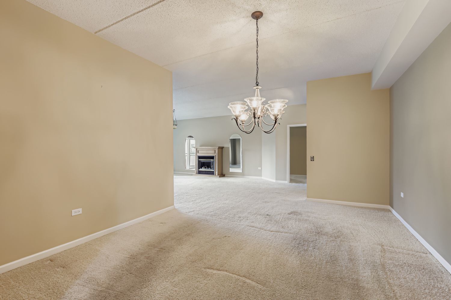 100 W Roosevelt Avenue #201, Bensenville, IL 60106
