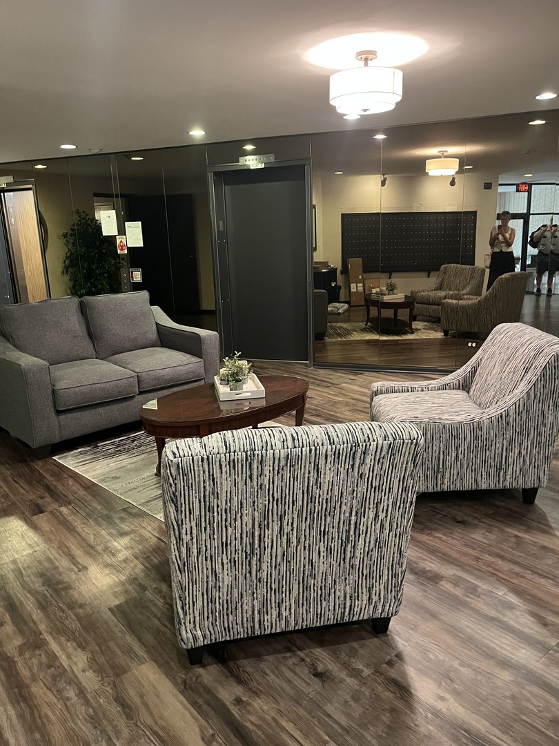 950 E Wilmette Road #414, Palatine, IL 60074
