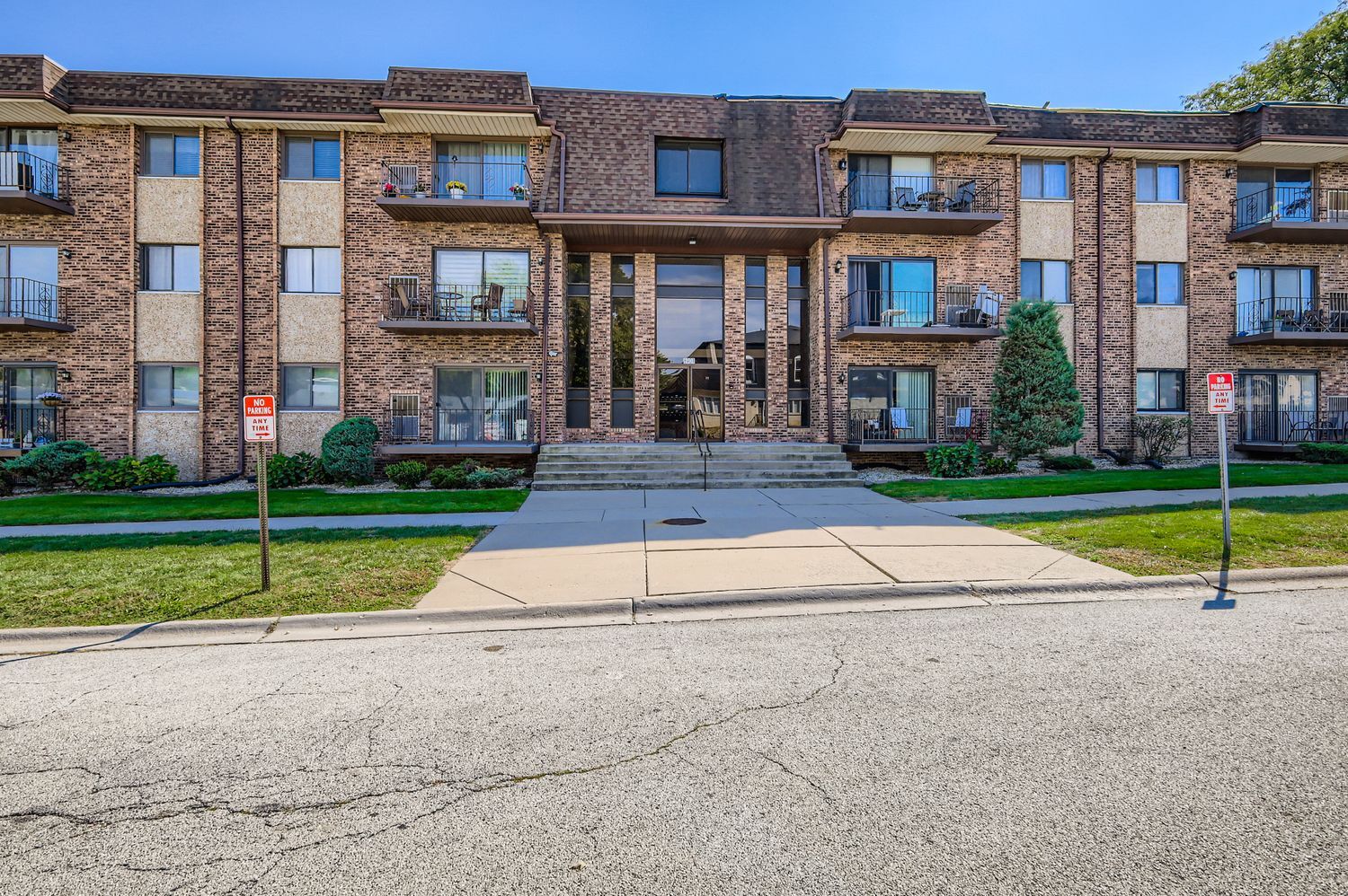 8901 S Roberts Road #104, Hickory Hills, IL 60457