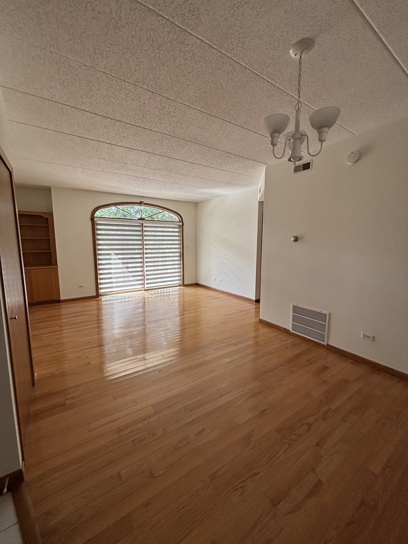 9439 S 79th Avenue #202, Hickory Hills, IL 60457