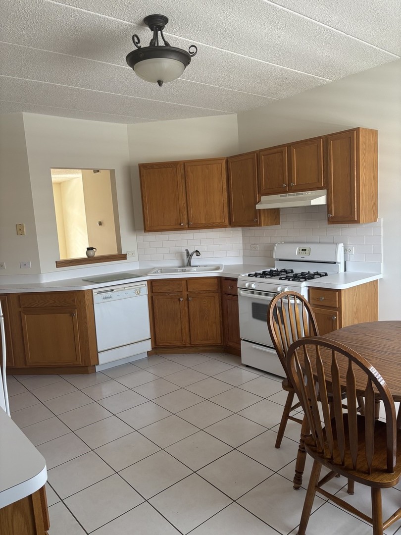 9439 S 79th Avenue #202, Hickory Hills, IL 60457
