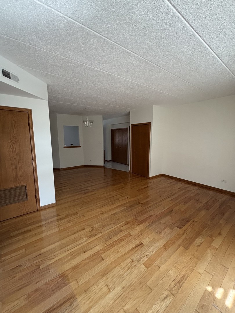 9439 S 79th Avenue #202, Hickory Hills, IL 60457