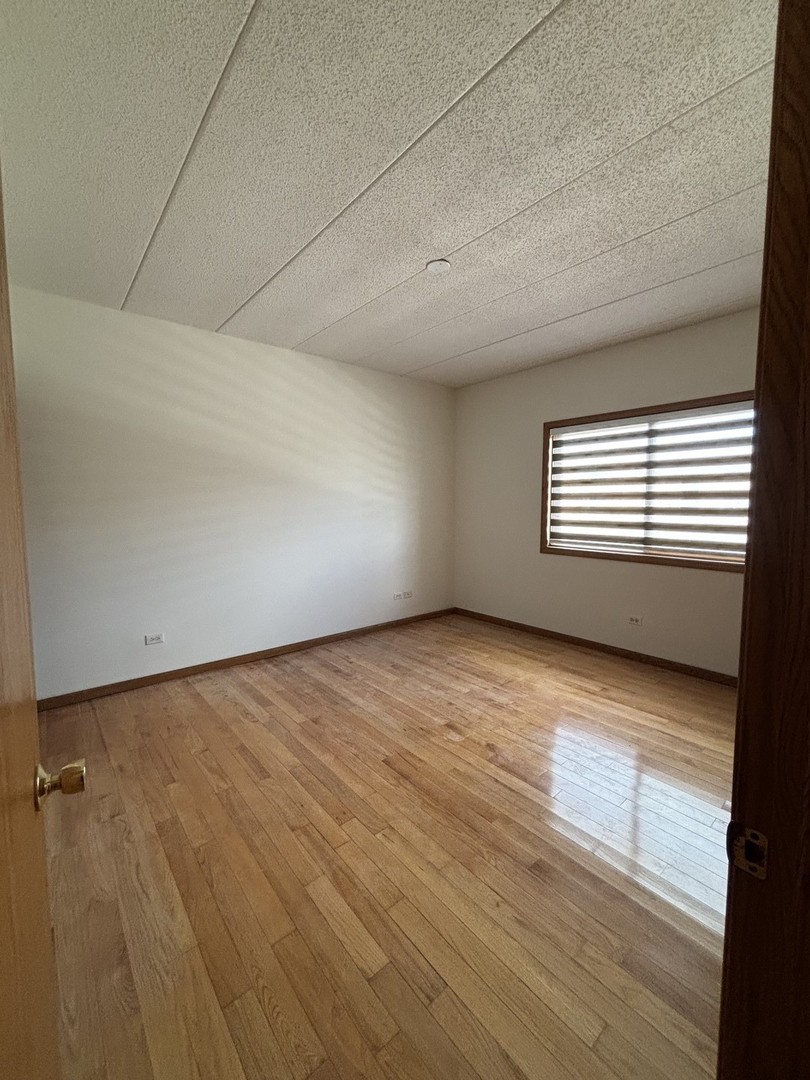 9439 S 79th Avenue #202, Hickory Hills, IL 60457