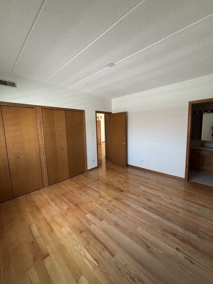 9439 S 79th Avenue #202, Hickory Hills, IL 60457