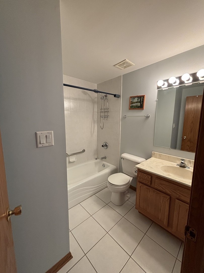 9439 S 79th Avenue #202, Hickory Hills, IL 60457