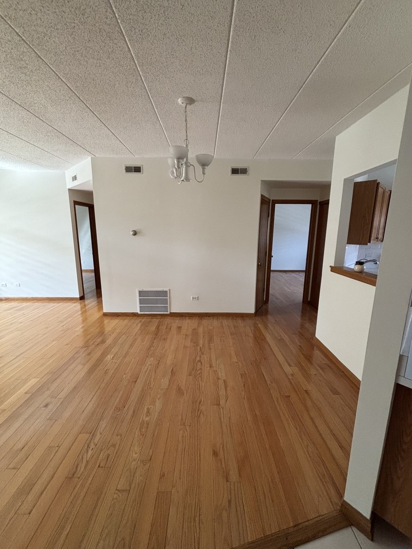 9439 S 79th Avenue #202, Hickory Hills, IL 60457