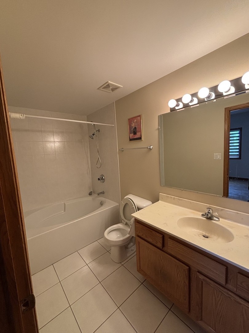 9439 S 79th Avenue #202, Hickory Hills, IL 60457