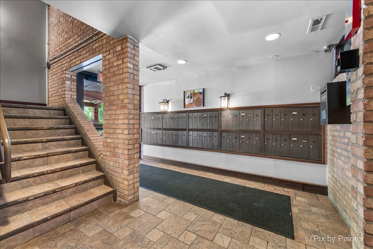 5820 Oakwood Drive #1a, Lisle, IL 60532