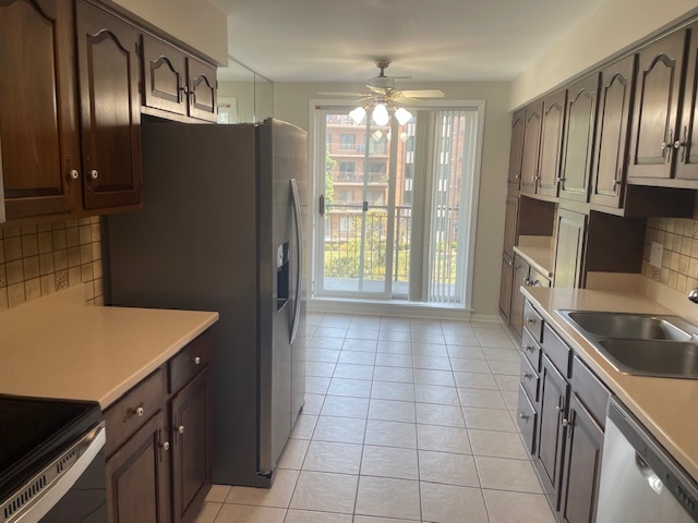 601 Lake Hinsdale Drive #301, Willowbrook, IL 60527