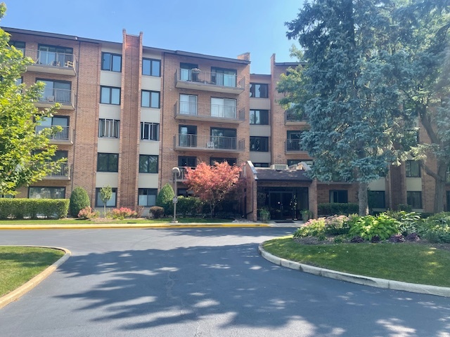 601 Lake Hinsdale Drive #301, Willowbrook, IL 60527