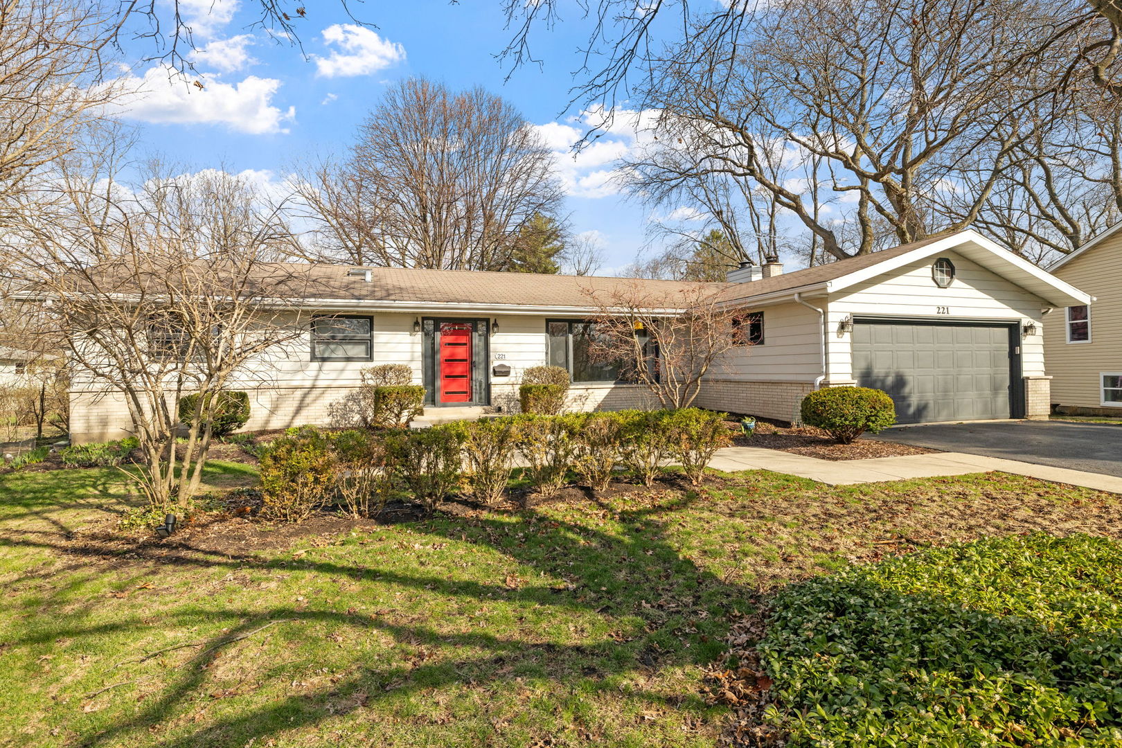221 Tanoak Lane, Naperville, IL 60540
