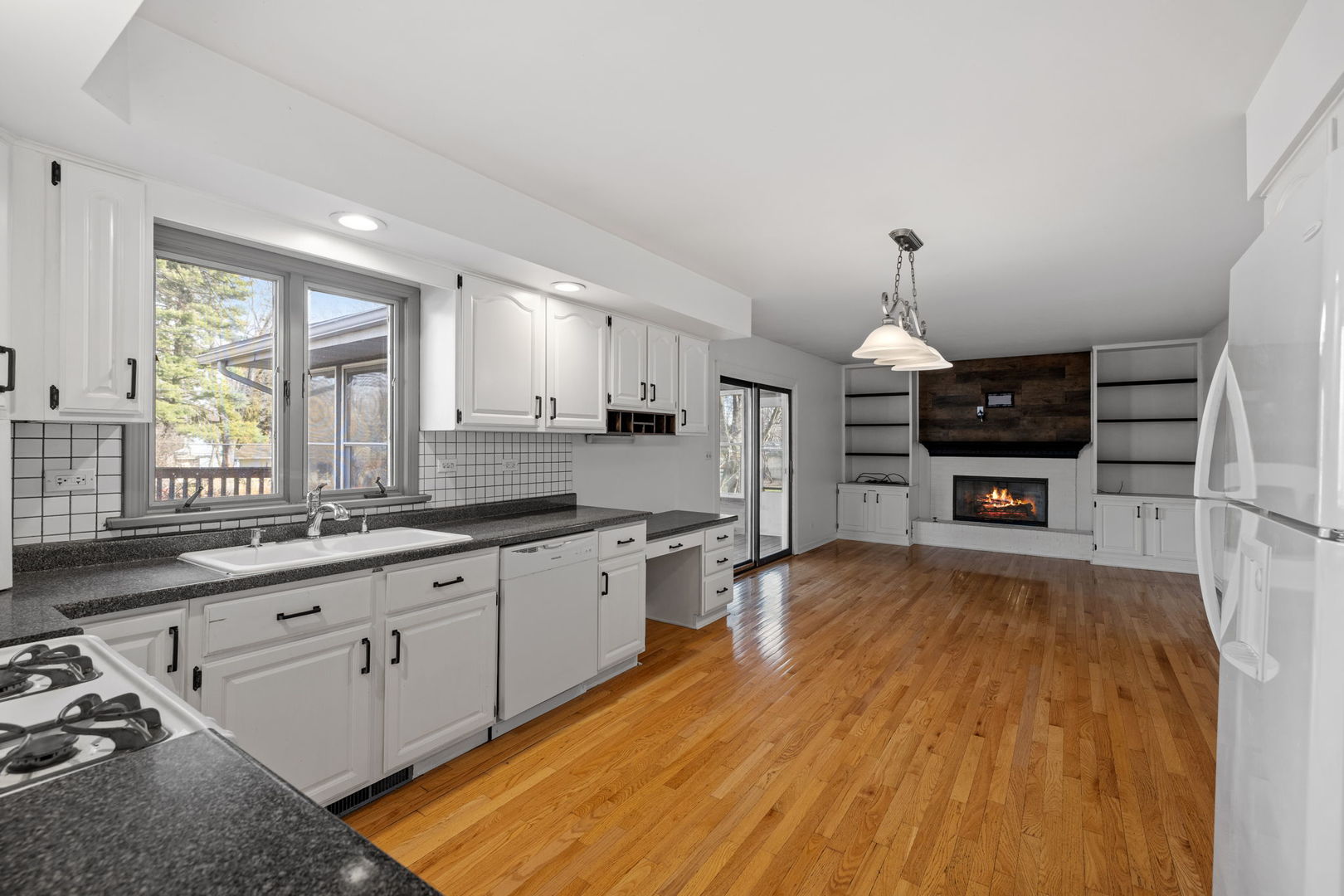 221 Tanoak Lane, Naperville, IL 60540