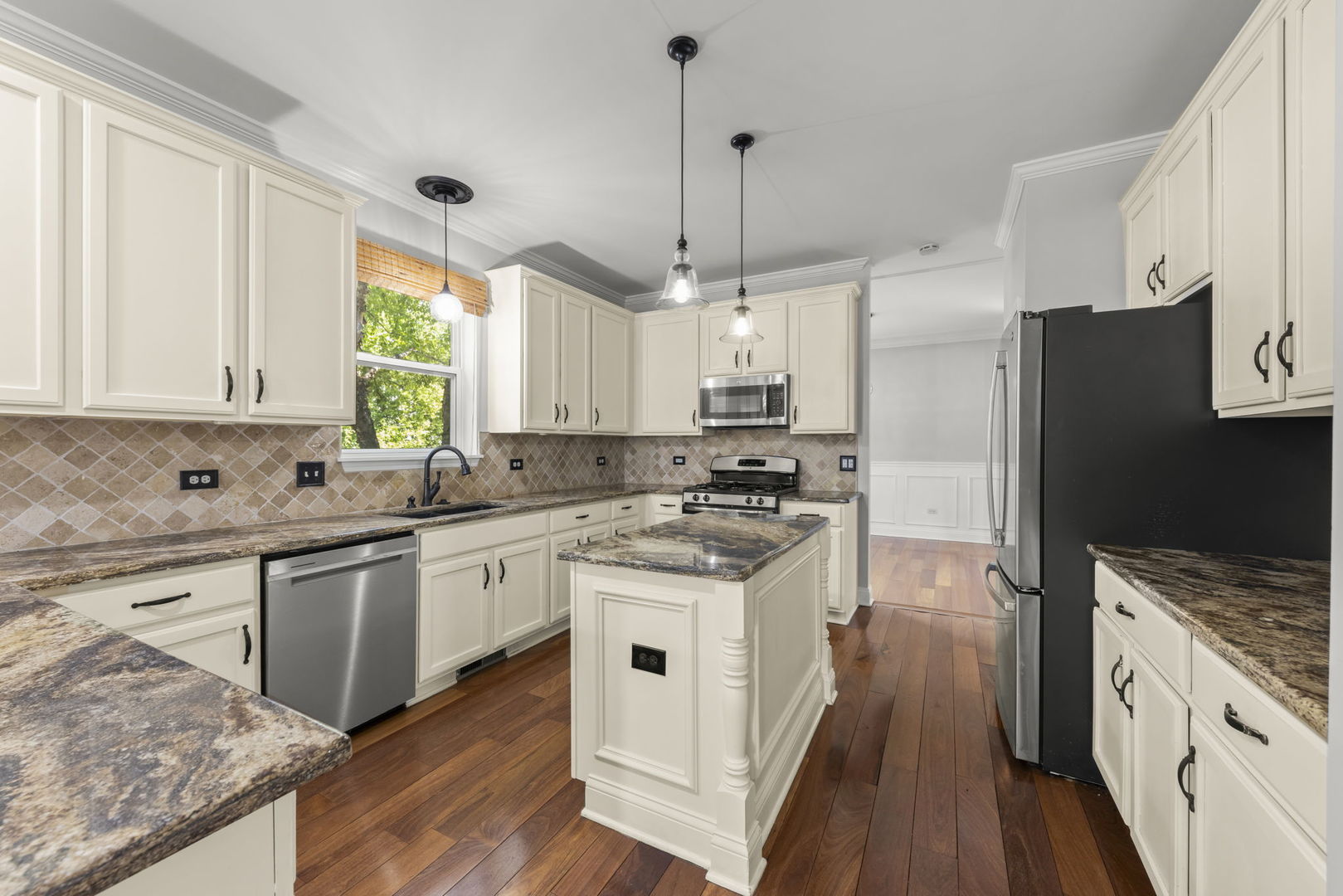 812 Metropolitan Avenue, Bolingbrook, IL 60490